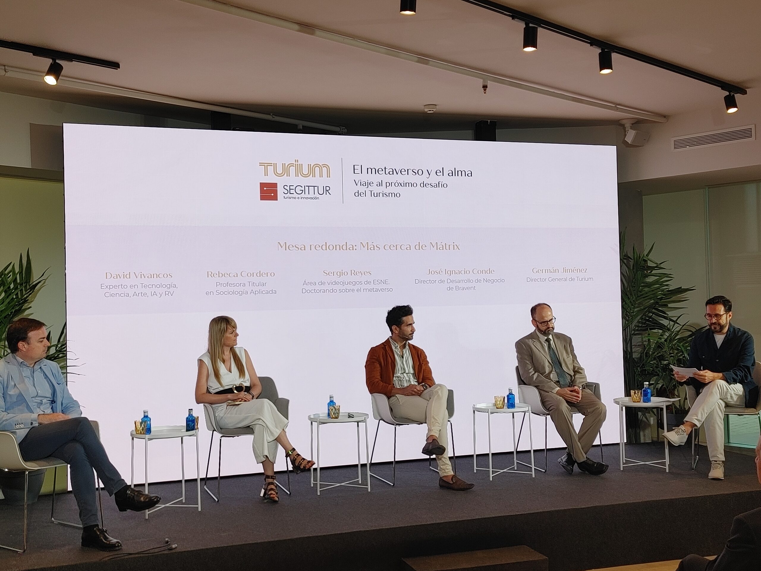 De izquierda a derecha: David Vivancos, Emprendedor y especialista en Inteligencia Artificial, Rebeca Cordero, profesora Titular en Sociología Aplicada de la Universidad Europea, Sergio Reyes, responsable de acciones especiales en el área de Videojuegos de ESNE y doctorando sobre el metaverso y José Ignacio Conde, Director de Negocio de Bravent.