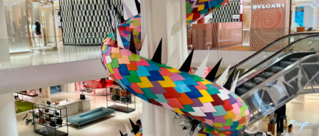 Okuda y su dragón hacen de El Corte Inglés de Castellana su guarida