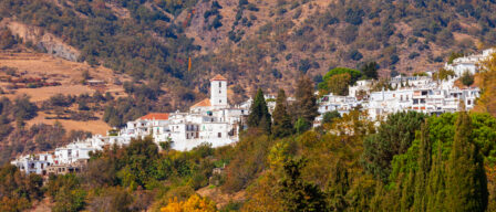 Por qué este pueblo blanco, con las mejores vistas de la Alpujarra, es uno de los más bonitos de Andalucía