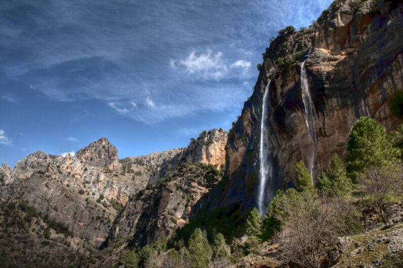 Por qué merece la pena visitar la cascada más alta de Andalucía (y la segunda de España)
