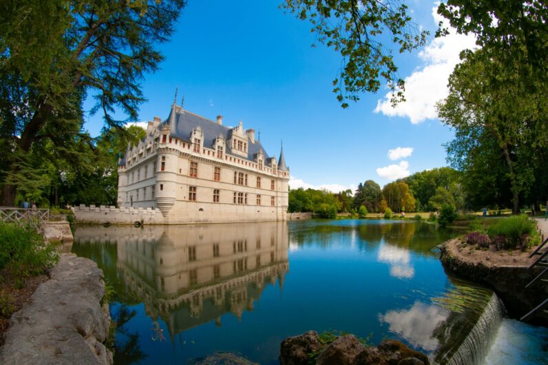 La capital del slow turismo es un pueblo francés: qué hacer en un fin de semana en La Mayenne, en la ribera del Loira