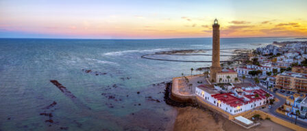 El faro más alto de España está en el pueblo andaluz con los mejores atardeceres de las playas de Cádiz