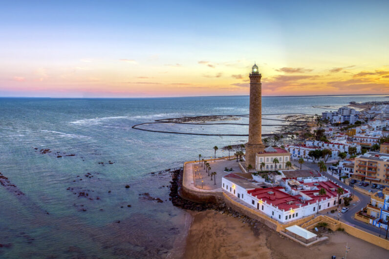 El faro más alto de España está en el pueblo andaluz con los mejores atardeceres de las playas de Cádiz