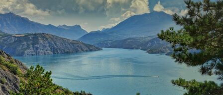 Del Lac de Serre-Ponçon al pueblo mágico de los Alpes italianos: la ruta de 100 kilómetros más maravillosa de Europa