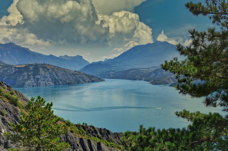 Del Lac de Serre-Ponçon al pueblo mágico de los Alpes italianos: la ruta de 100 kilómetros más maravillosa de Europa