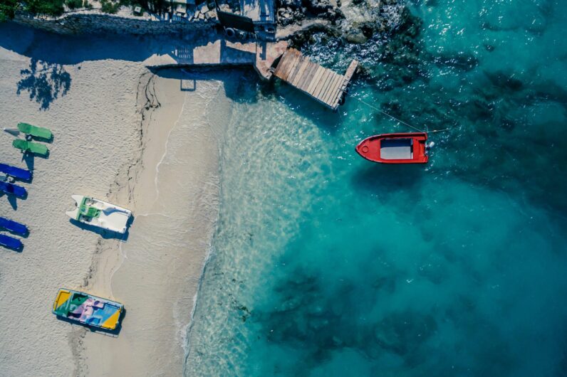 Por qué tienes que ir a Albania antes que nadie: islas secretas, playas espectaculares y  pueblos medievales