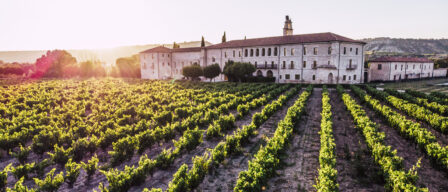 “Ni hoteleros ni bodegueros, somos gestores de felicidad”: las claves del éxito de Abadía Retuerta LeDomaine, uno de los 5 mejores hoteles de España.