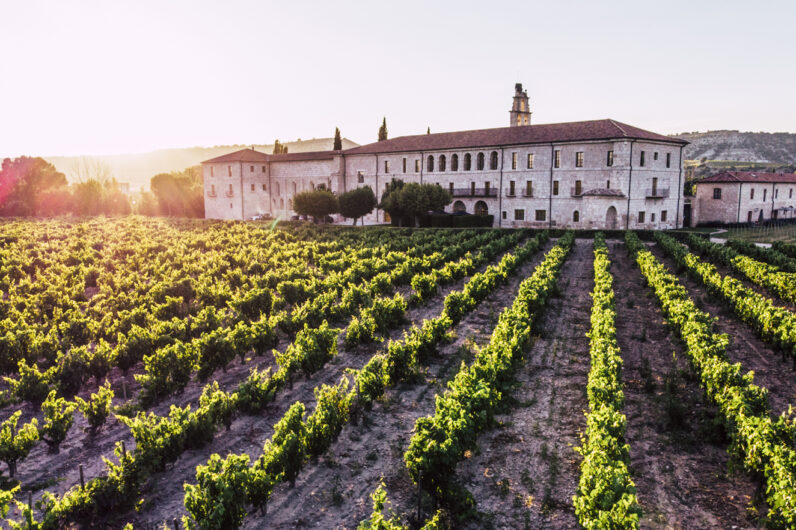 “Ni hoteleros ni bodegueros, somos gestores de felicidad”: las claves del éxito de Abadía Retuerta LeDomaine, uno de los 5 mejores hoteles de España.