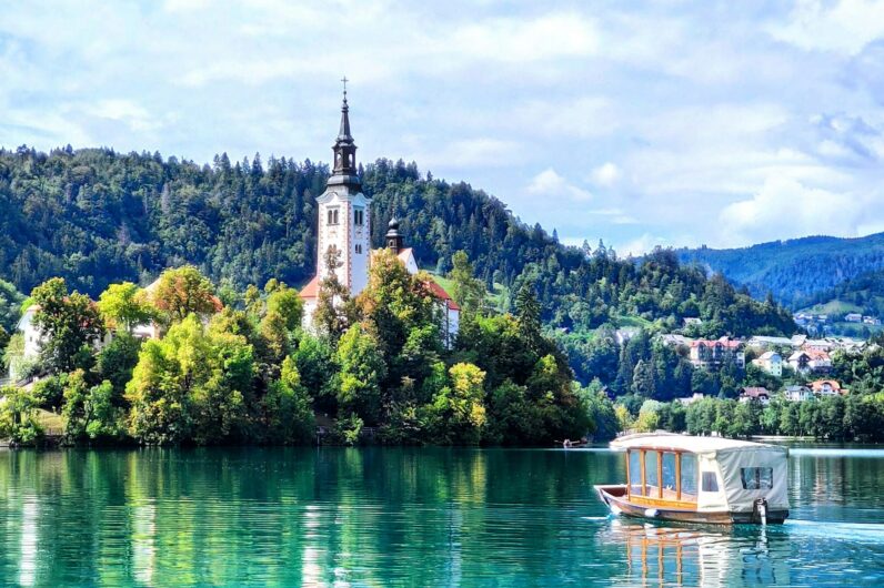 Cómo llegar a la isla de Bled, el paraíso esloveno en uno de los lagos más bonitos del mundo
