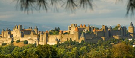 El pueblo medieval con más encanto de Francia es una joya con murallas, torres y palacios a solo dos horas de la frontera