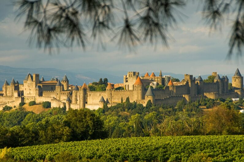 El pueblo medieval con más encanto de Francia es una joya con murallas, torres y palacios a solo dos horas de la frontera