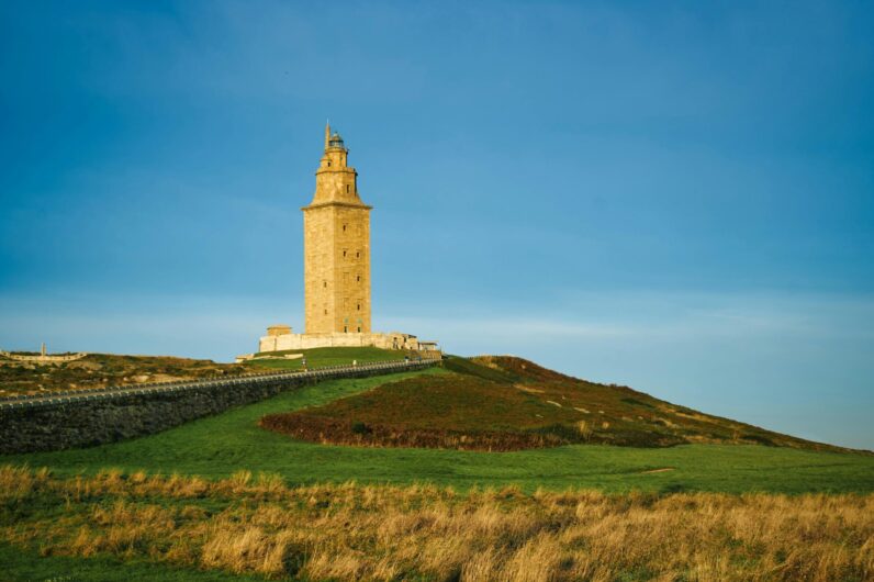 16 faros espectaculares, de Galicia a Andalucía, que debes visitar al menos una vez en la vida