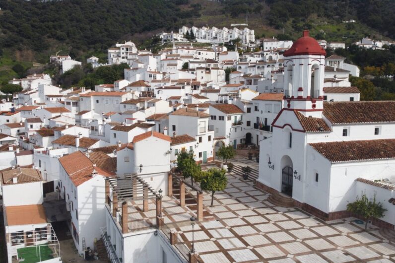 Genalguacil, el precioso pueblo blanco de Andalucía que ha reinventado el arte en la calle
