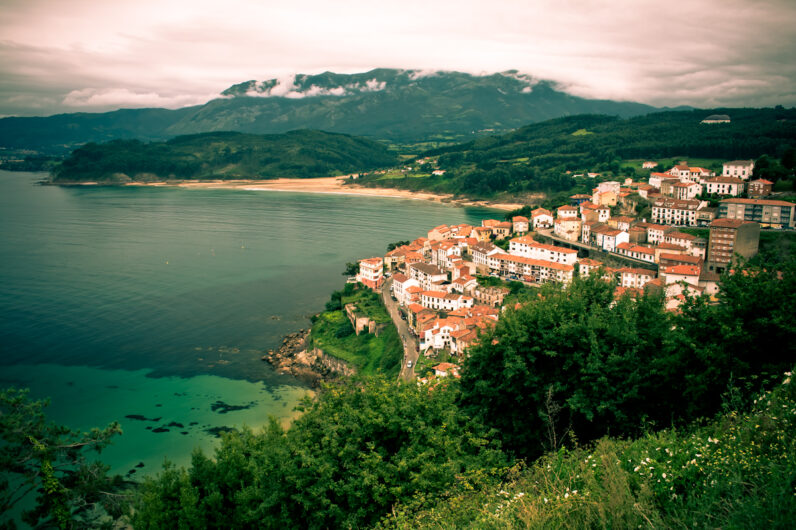 Ni en Grecia ni en Maldivas, estos son los preciosos pueblos españoles en el Cantábrico que ya son un refugio climático