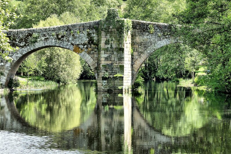 El pueblo gallego con más encanto es un paraíso gastronómico con puente romano y shopping inesperado