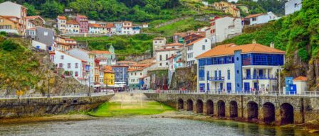 La mejor plaza de pueblo en la que refrescarte este verano está en Asturias