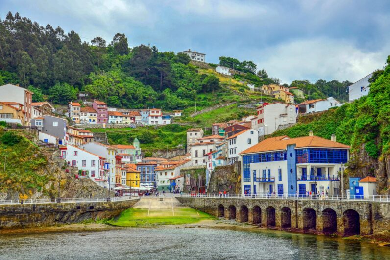 La mejor plaza de pueblo en la que refrescarte este verano está en Asturias