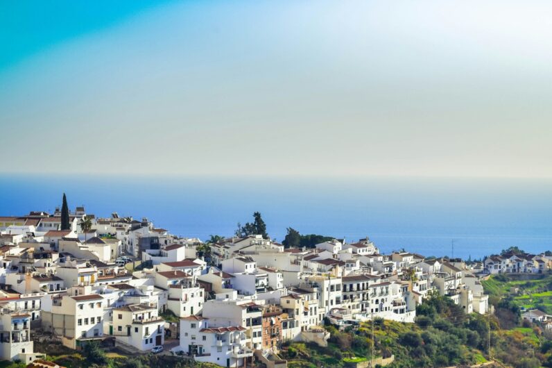 Ni Mykonos ni Santorini, este es el pueblo blanco más bonito y con mejores vistas del Mediterráneo (y está en España)