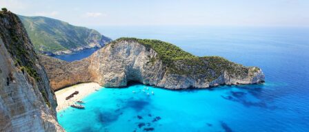 Ni Santorini ni Mykonos, estas son las 5 islas griegas con las playas más espectaculares y los pueblos más bonitos
