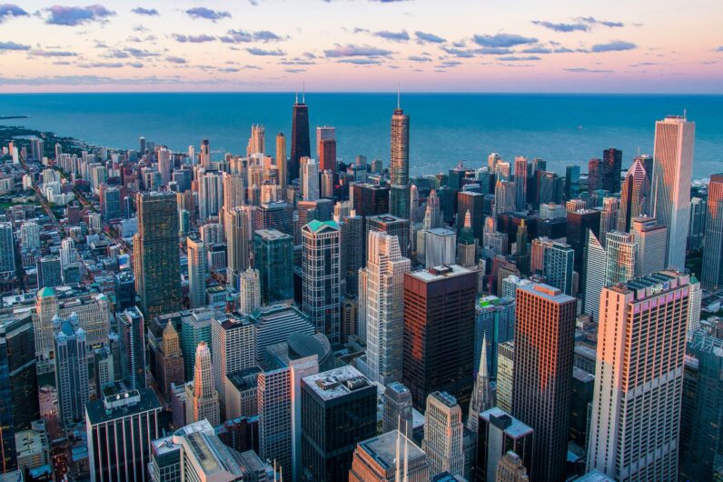 La mejor ciudad de Estados Unidos para visitar en otoño: con rascacielos como los de Nueva York y la pizza más rica del mundo