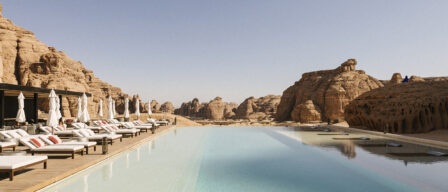 El hotel más espectacular del mundo está en mitad del desierto y tiene una piscina infinita de aguas cristalinas