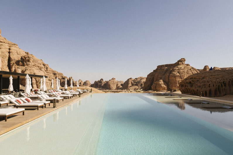 El hotel más espectacular del mundo está en mitad del desierto y tiene una piscina infinita de aguas cristalinas