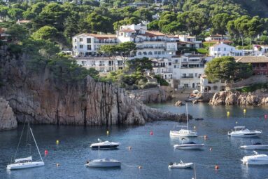 Navegando en yate por la Costa Brava: las calas escondidas en las que debes hacer una parada