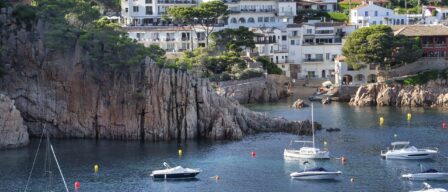 Navegando en yate por la Costa Brava: las calas escondidas en las que debes hacer una parada