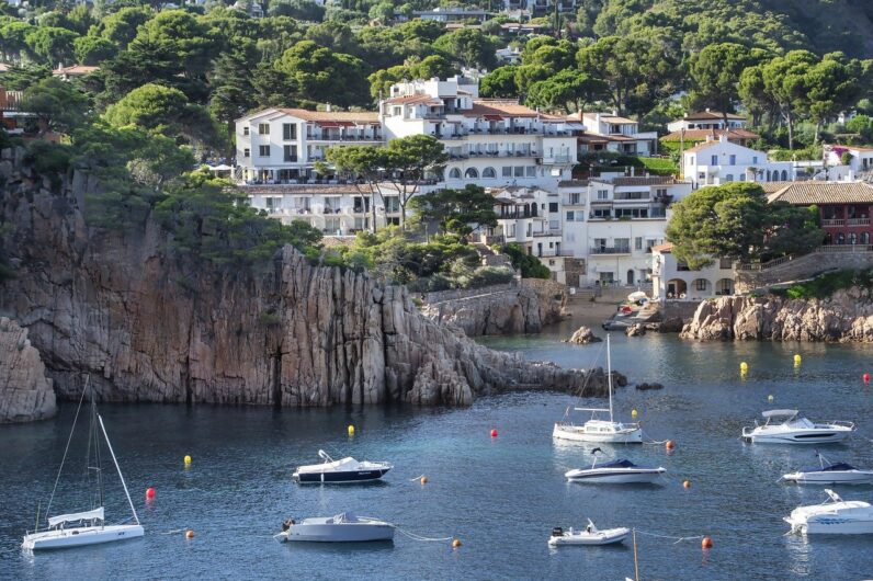 Navegando en yate por la Costa Brava: las calas escondidas en las que debes hacer una parada