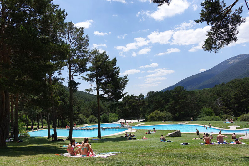 Ni en Suecia ni en Finlandia, esta es la piscina más original de España: escondida en un bosque y rodeada de montañas