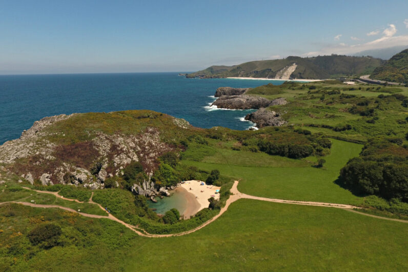 Esta es la playa más pequeña de España, un paraíso escondido de aguas cristalinas en Asturias