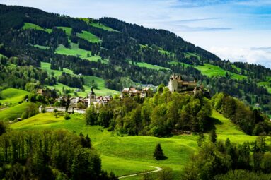 Baños termales, castillos medievales y quesos riquísimos en Gruyères, el pueblo más bonito de Suiza