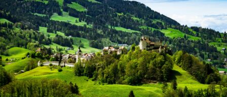 Baños termales, castillos medievales y quesos riquísimos en Gruyères, el pueblo más bonito de Suiza