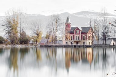 Puigcerdá, el pueblo cubierto de nieve con unos baños termales de invierno que desafían al frío