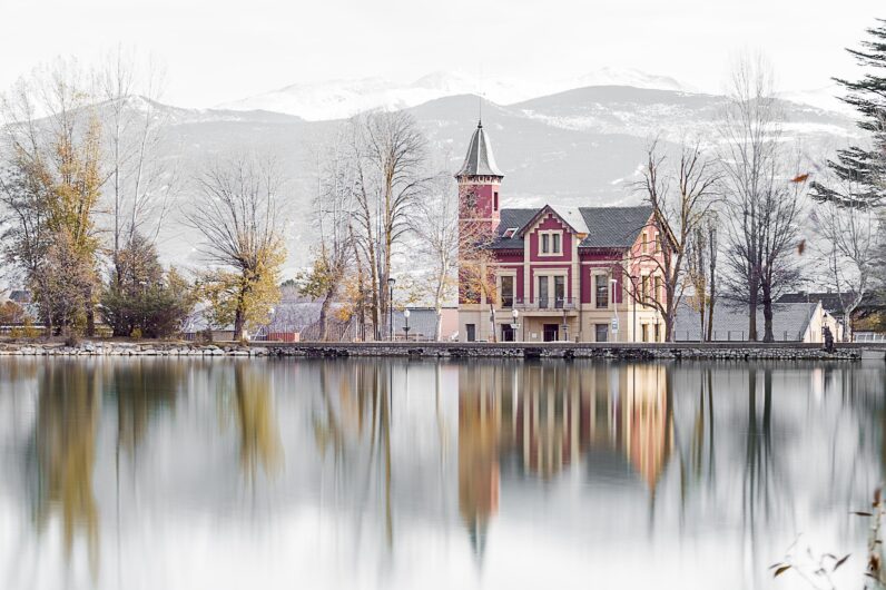 Puigcerdá, el pueblo cubierto de nieve con unos baños termales de invierno que desafían al frío