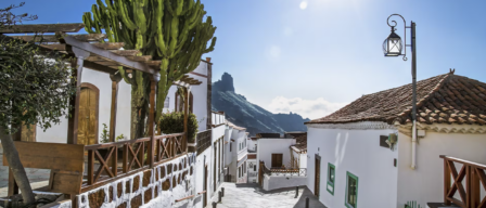 El pueblo más bonito de las Canarias tiene vistas espectaculares y está lleno de casas blancas