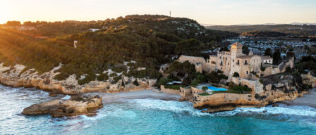 Esta es la mejor playa de Cataluña: una cala virgen de aguas cristalinas a la orilla de un castillo medieval