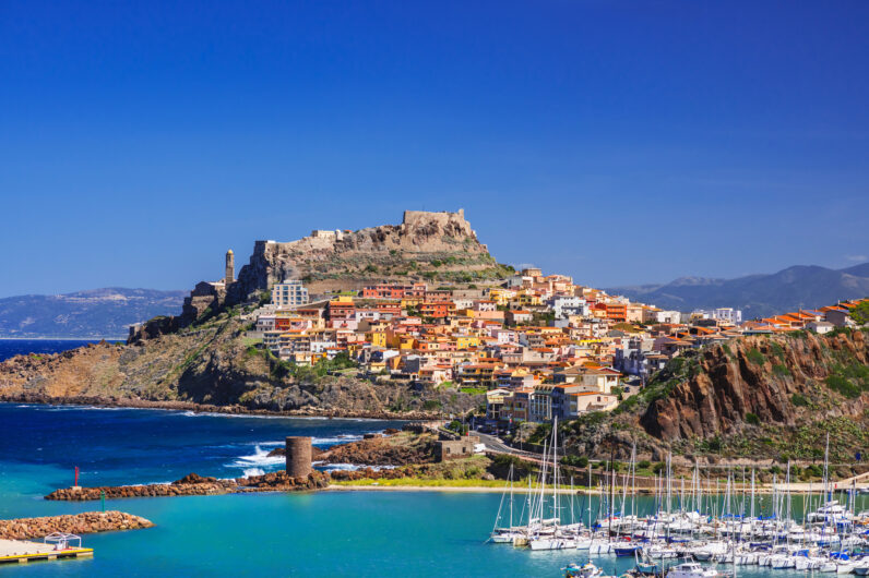 Casas de colores, palacios espectaculares y cielos despejados: así son los pueblos más bonitos de Cerdeña