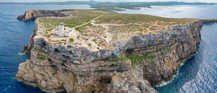Menorca para principiantes: los pueblos con encanto, las calas desconocidas y los planes culturales que se salen de lo común