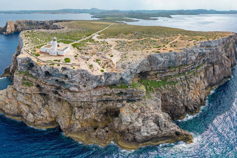 Menorca para principiantes: los pueblos con encanto, las calas desconocidas y los planes culturales que se salen de lo común