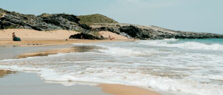 De Calblanque a Calnegre: la ruta de senderismo y baño por los rincones costeros más paradisiacos de Murcia