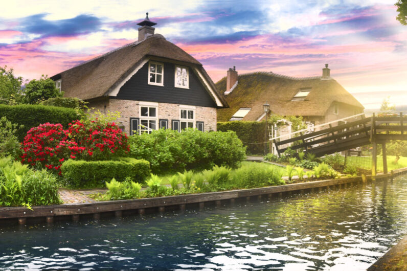 Ni Brujas ni Venecia, este pueblo holandés con canales navegables es una joya escondida que no te puedes perder