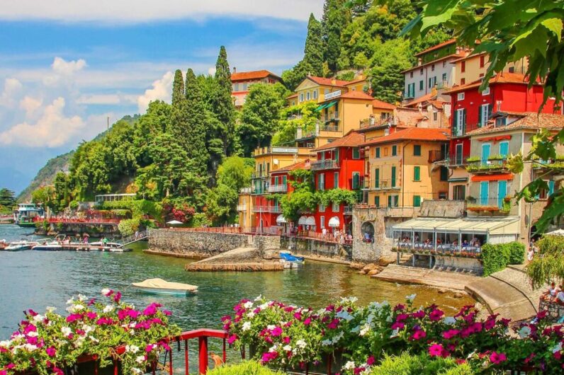 Por qué visitar Varenna, el pueblo de colores junto al Lago di Como coronado con un castillo medieval