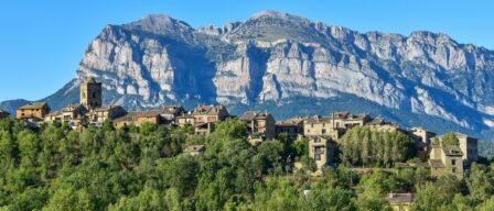 Este pueblo medieval escondido en un bosque de Huesca es una joya con torres góticas y calles empedradas