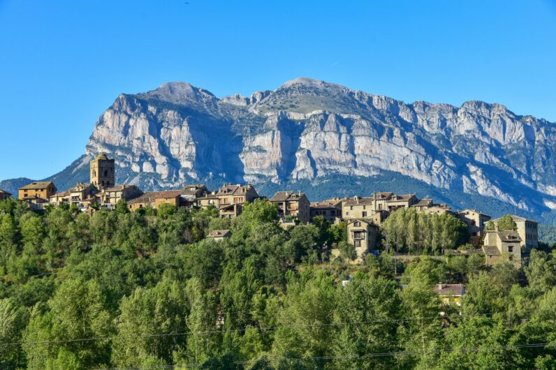 Este pueblo medieval escondido en un bosque de Huesca es una joya con torres góticas y calles empedradas