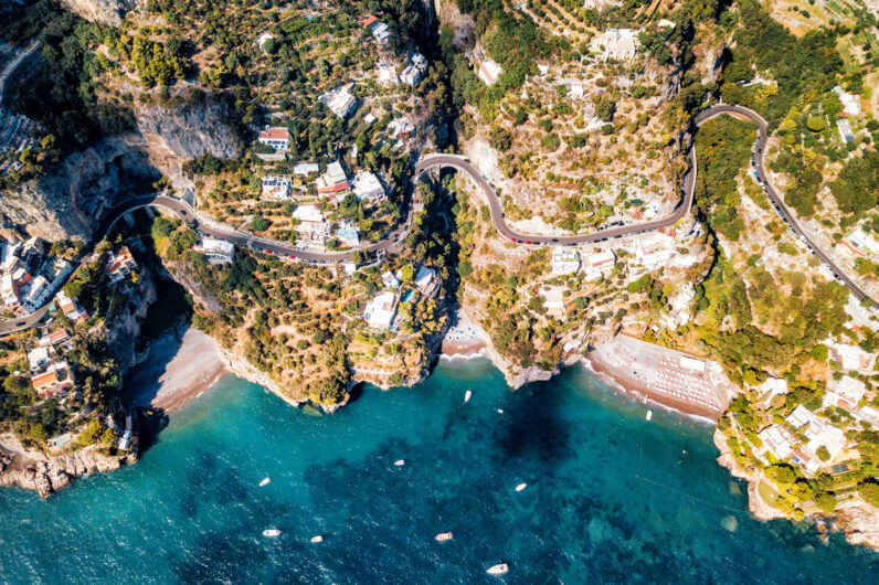 Si te gusta conducir, estas son las tres carreteras europeas de culto con curvas perfectas y paisajes increíbles