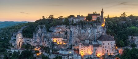 Ni Cuenca ni Ronda, este es el pueblo medieval con casas colgantes más visitado de Europa