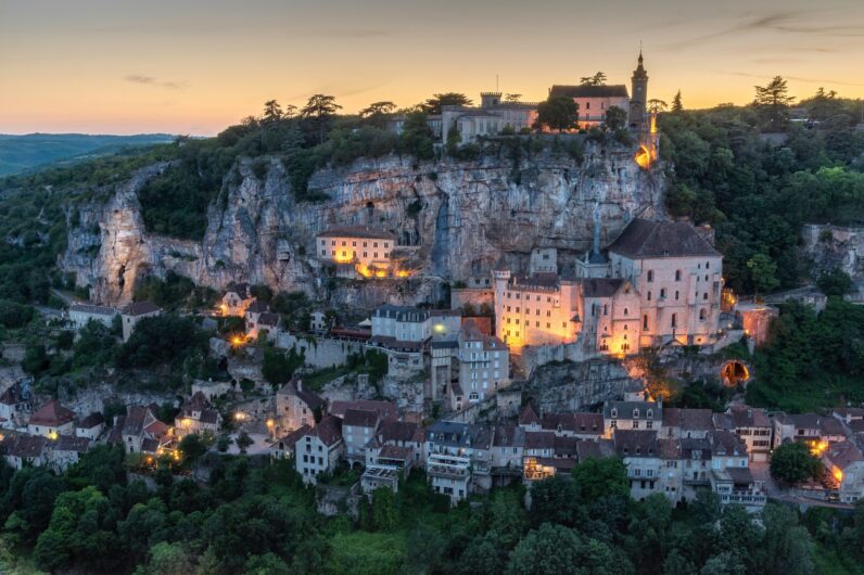 Ni Cuenca ni Ronda, este es el pueblo medieval con casas colgantes más visitado de Europa