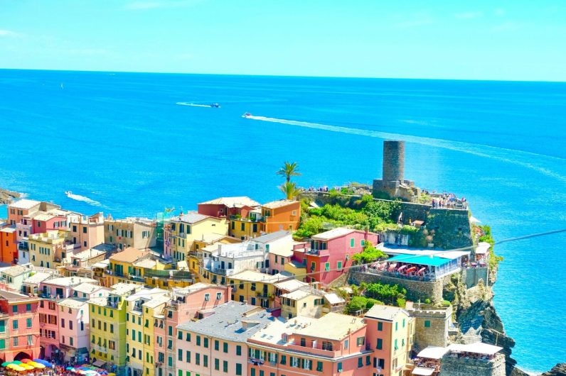 Este es el pueblo más fotogénico de Cinque Terre: una postal de aguas azules en la Riviera italiana