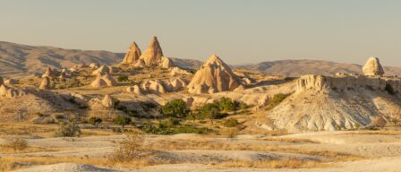 El espectacular pueblo turco lleno de chimeneas y casas cueva que te hará sentir como en otro planeta